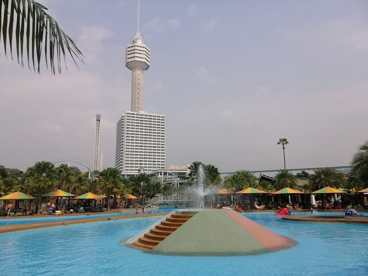 Jomtien Beach Pattaya family — calm water, wide sand and relaxed atmosphere ideal for families with children