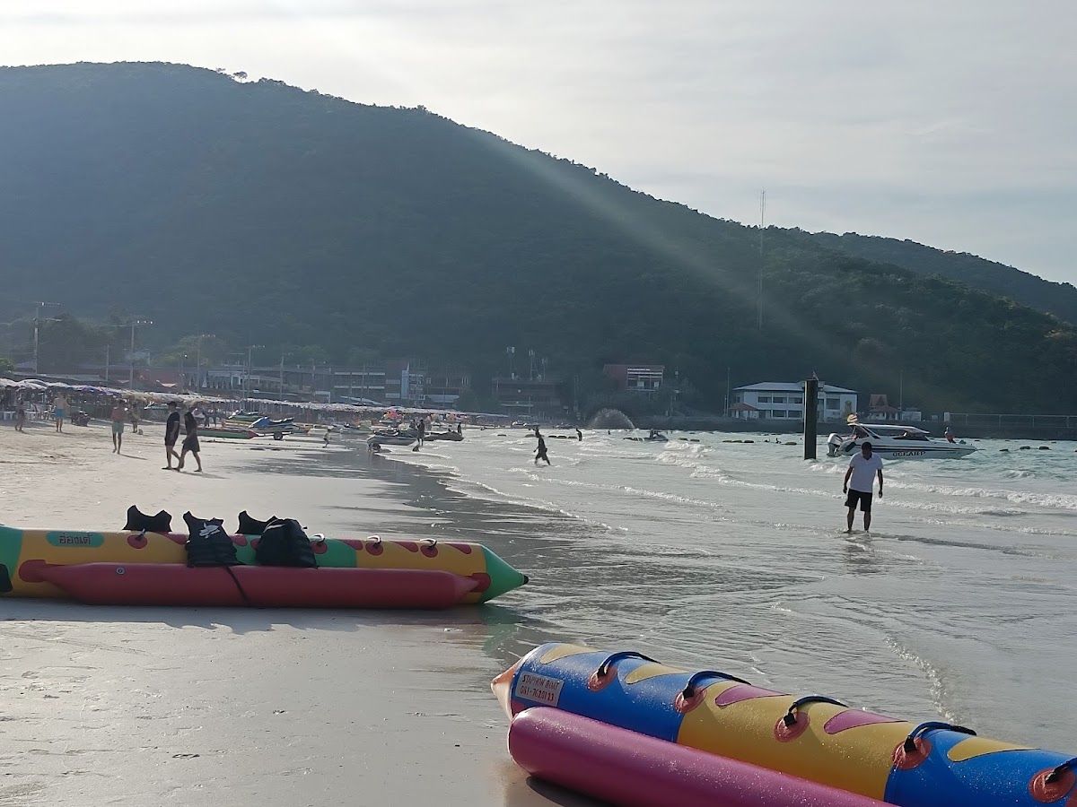 Koh Larn beach restaurant seafood — fresh grilled fish and prawns at a Tawaen Beach restaurant