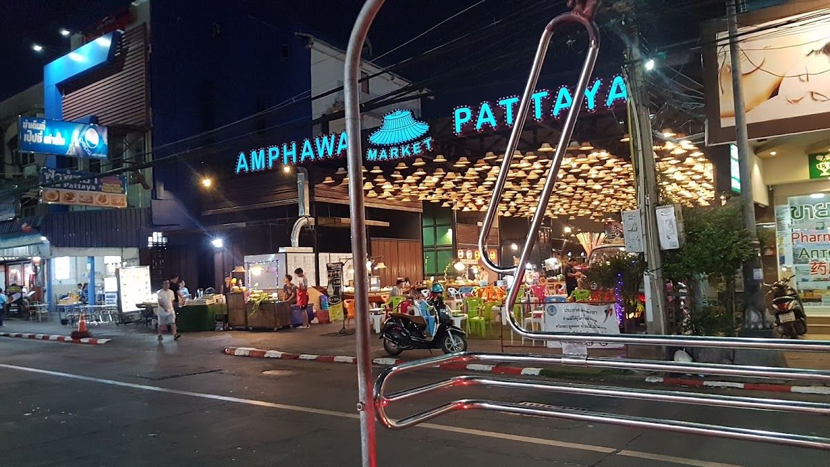 Jomtien Night Market Pattaya — beachfront stalls with Thai food and fresh seafood at dusk, sea in the background